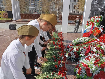 Старшеклассники школы «Горизонт» возложили цветы на Площади Памяти